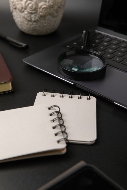 聚焦細(xì)節(jié) 放大鏡便簽本在商務(wù)攝影中的美學(xué)呈現(xiàn)
